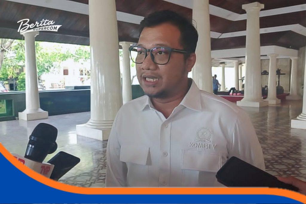 Anggota Komisi V DPR RI Daniel Muttaqin saat memberikan keterangan kepada media mengenai rencana pembangunan tanggul dan tembok laut di Eretan, Indramayu.