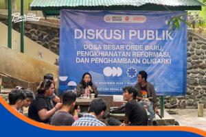 Narasumber memberikan pemaparan dalam Diskusi Publik