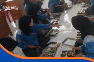 Siswa SMK Taruna Indramayu menerima dan menyantap makanan bergizi dari Program MBG di ruang kelas.