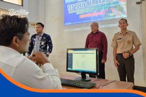 Panitia Pemilihan Kuwu Kabupaten Indramayu saat memantau pelaksanaan tes tertulis.