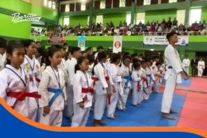 Karateka muda bertanding pada Kejuaraan FORKI CUP Indramayu 2025 di GOR Bumi Patra.