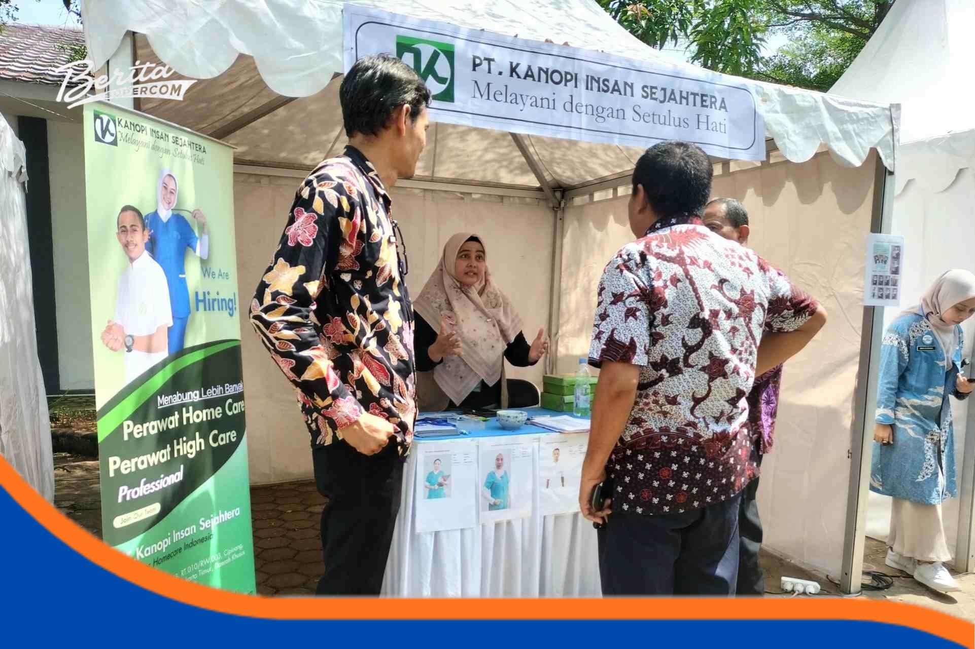 Kunjungan kabid Disnaker Indramayu, di Booth PT Kanopi Insan Sejahtera pada Job Fair Indramayu. Kamis (27/11).