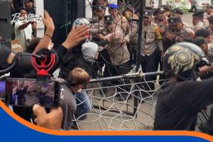 Pagar utama DPRD Indramayu roboh setelah didorong massa Aliansi Topi Jerami saat aksi demonstrasi menuntut penangkapan Dirut Perumdam TDA.