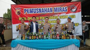 Foto: Ribuan botol minuman beralkohol dan miras tradisional hasil Operasi Pekat 2025 digilas menggunakan alat berat di Mapolres Indramayu, Rabu (31/12/2025).
