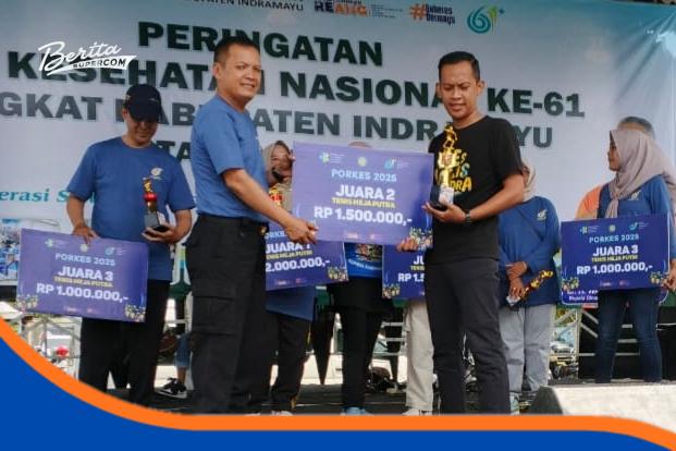 Tim Tenis Meja Polindra berpose dengan piala juara II Porkes Kabupaten Indramayu 2025.