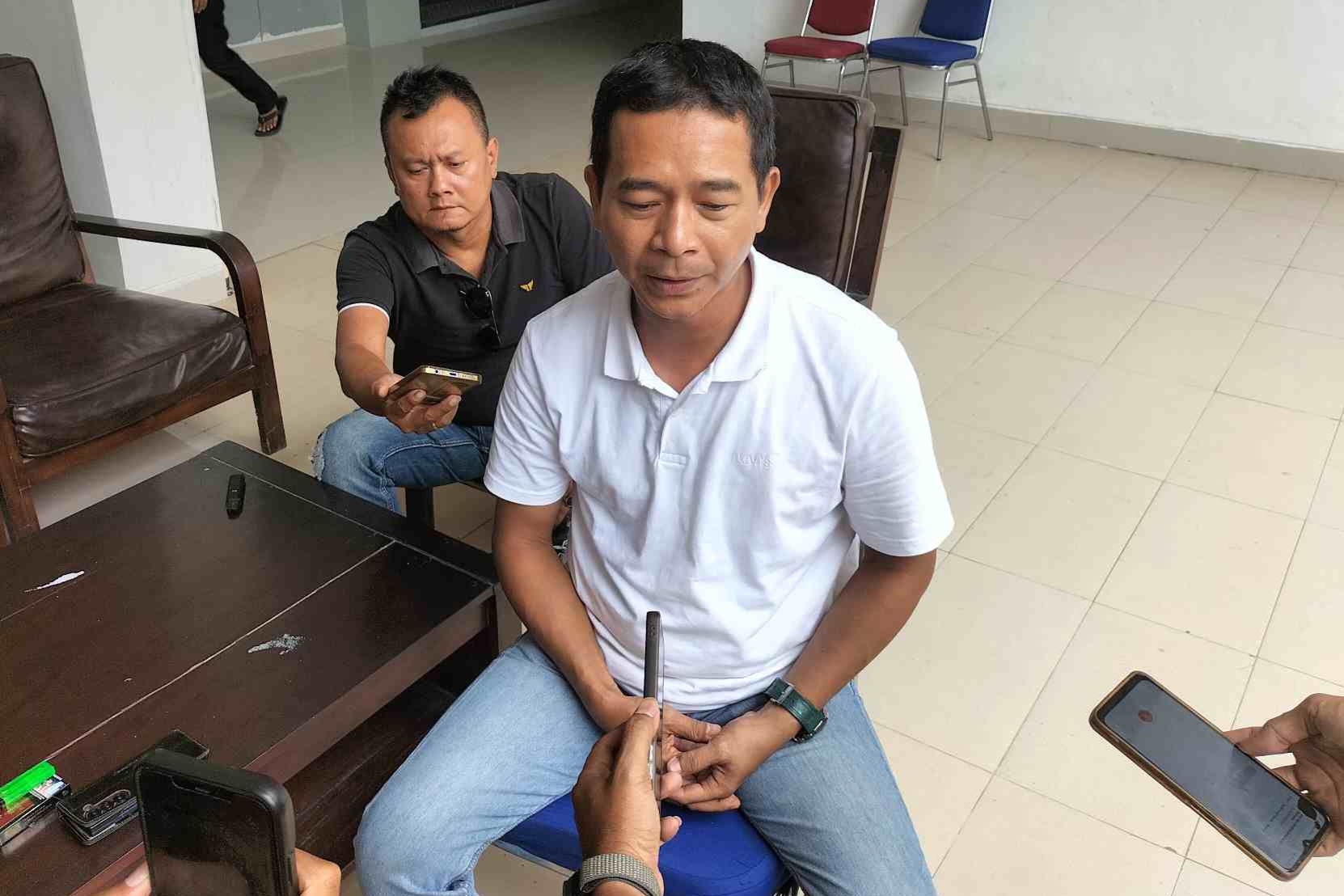 Koordinator Aksi, Ahmad Zainuri, menuntut penghentian sementara proses Pilwu di desa-desa yang bersengketa