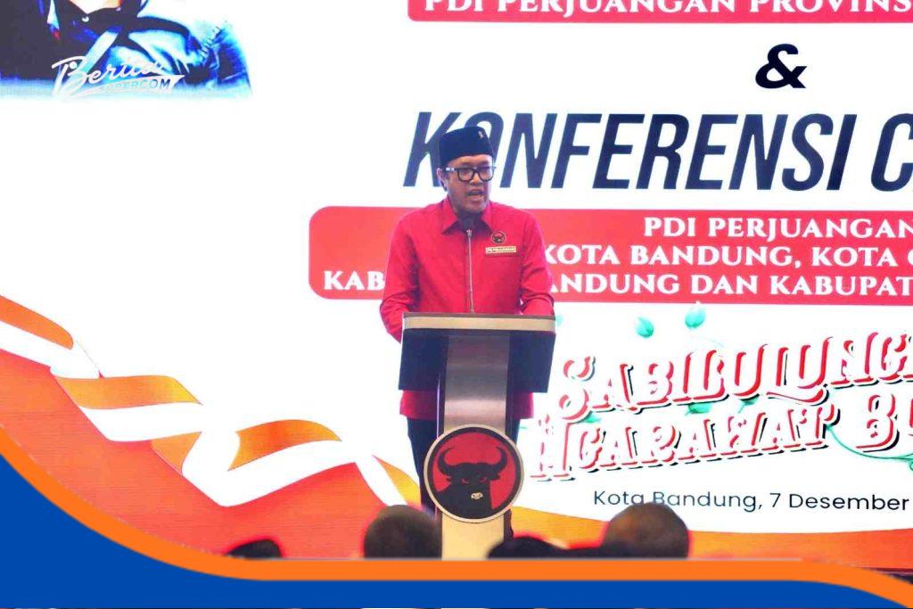 Foto Ono Surono saat mengucapkan pidato setelah terpilih kembali sebagai Ketua DPD PDIP Jawa Barat di Konferensi Daerah Bandung, Minggu (7/12/2025).