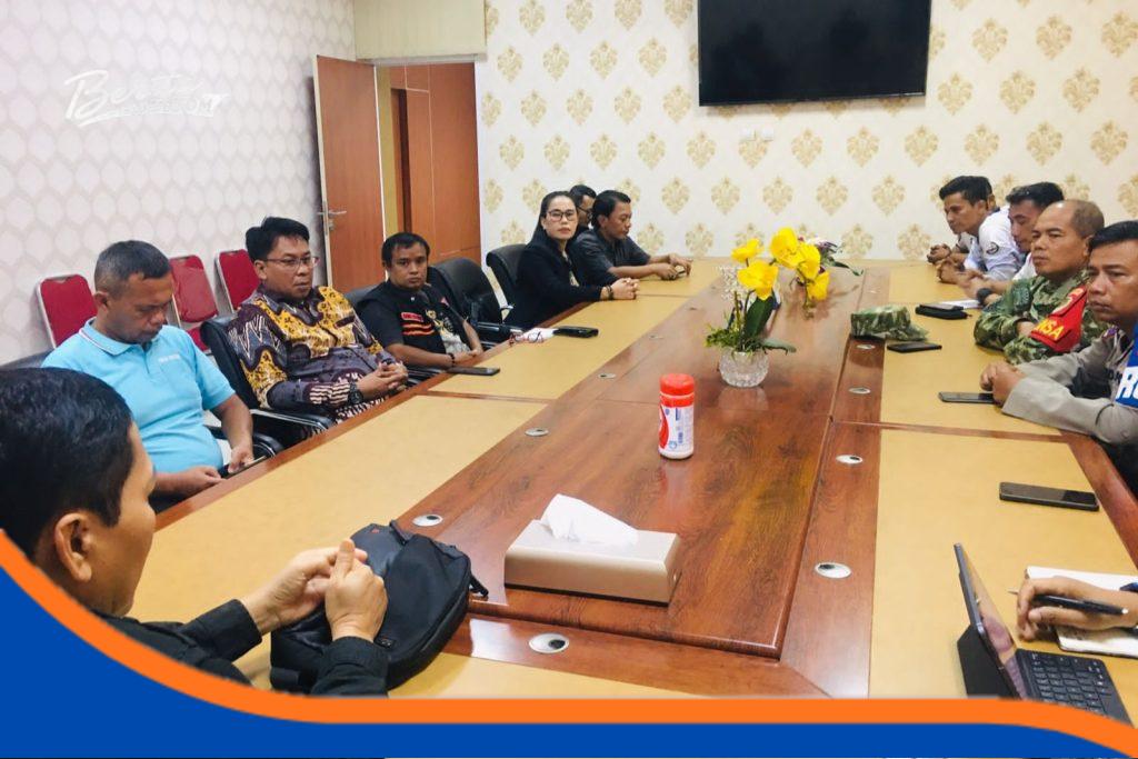 Rapat koordinasi stakeholder tentang revitalisasi Sport Center Indramayu di ruang Sekretaris Daerah.