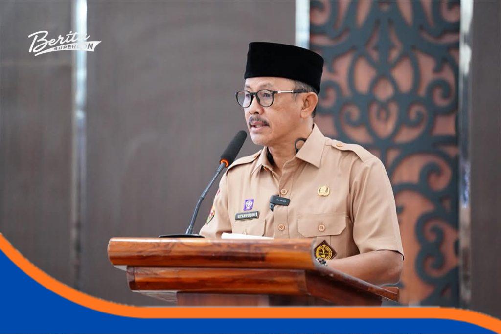 Wakil Bupati Indramayu Syaefudin (tengah) berbicara dalam Rapat Koordinasi Lintas Sektoral pengamanan perayaan Natal dan Tahun Baru 2025-2026 di Polres Indramayu