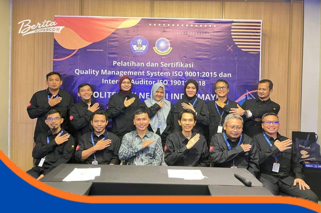 Peserta dosen dan tendik Polindra mengikuti materi pelatihan sertifikasi ISO 9001 untuk meningkatkan kompetensi manajemen kualitas internasional.