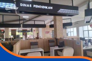 Loket Layanan Dinas pendidikan terpantau loket yang tidak aktif, sarana penunjang seperti spanduk informasi, banner layanan, dan petunjuk publik juga tidak terpasang sama sekali.