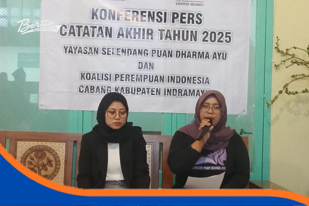Foto: Anggota Yayasan Selendang Puan Dharma Ayu dan Koalisi Perempuan Indonesia Indramayu saat mempresentasikan Catatan Akhir Tahun 2025 tentang kekerasan terhadap perempuan di Kabupaten Indramayu, Jawa Barat, Selasa (30/12/2025).