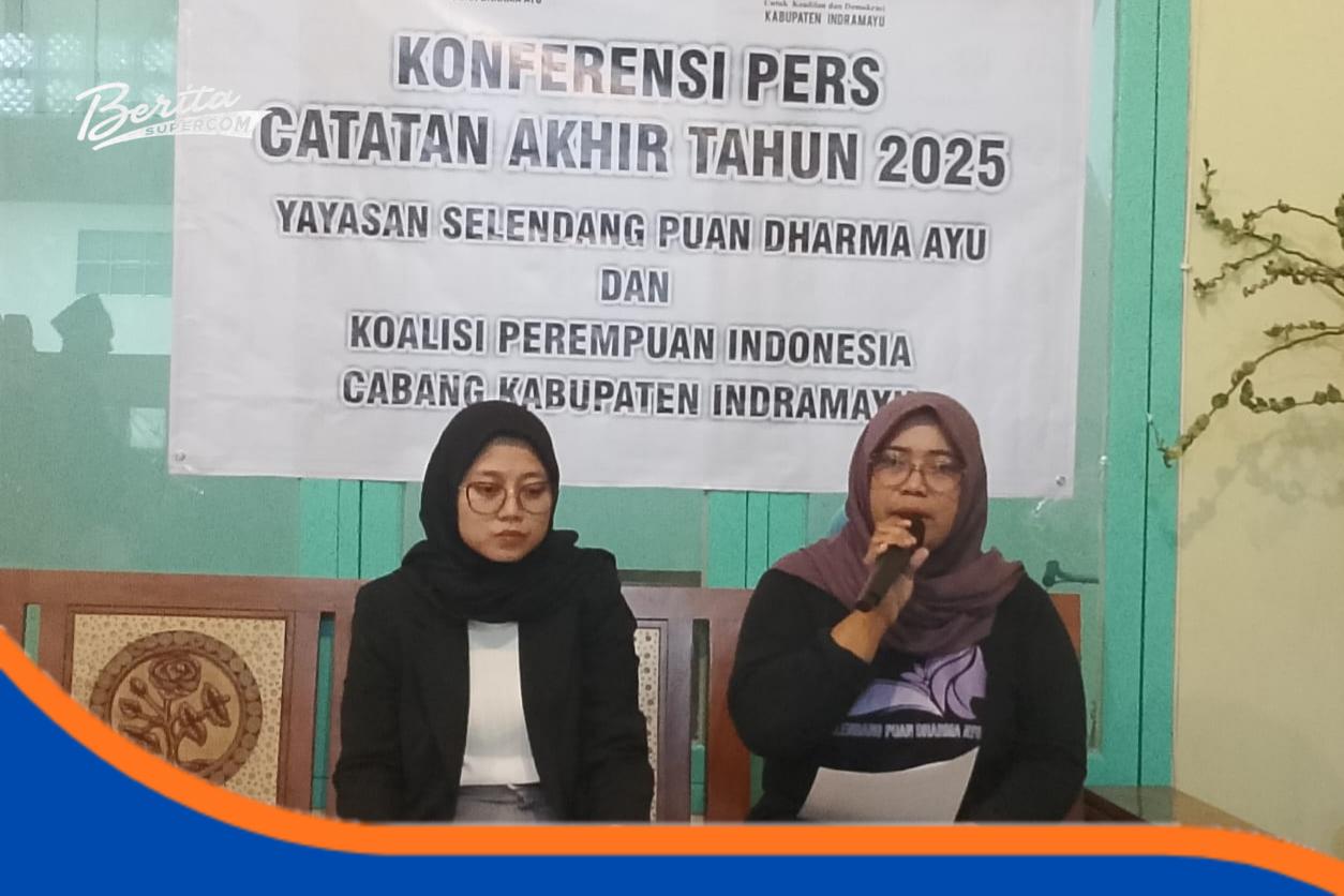 Foto: Anggota Yayasan Selendang Puan Dharma Ayu dan Koalisi Perempuan Indonesia Indramayu saat mempresentasikan Catatan Akhir Tahun 2025 tentang kekerasan terhadap perempuan di Kabupaten Indramayu, Jawa Barat, Selasa (30/12/2025).