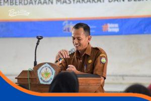 Kepala DPMD Kabupaten Indramayu sekaligus Sekretaris Tim Pembina Posyandu, Kadmidi, menyampaikan arahan kepada kader Posyandu di Aula Nyi Endang Dharma Ayu.