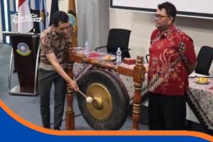 Direktur Politeknik Negeri Indramayu membuka Pekan Olahraga Mahasiswa POM Polindra 2025 di Gedung Student Center