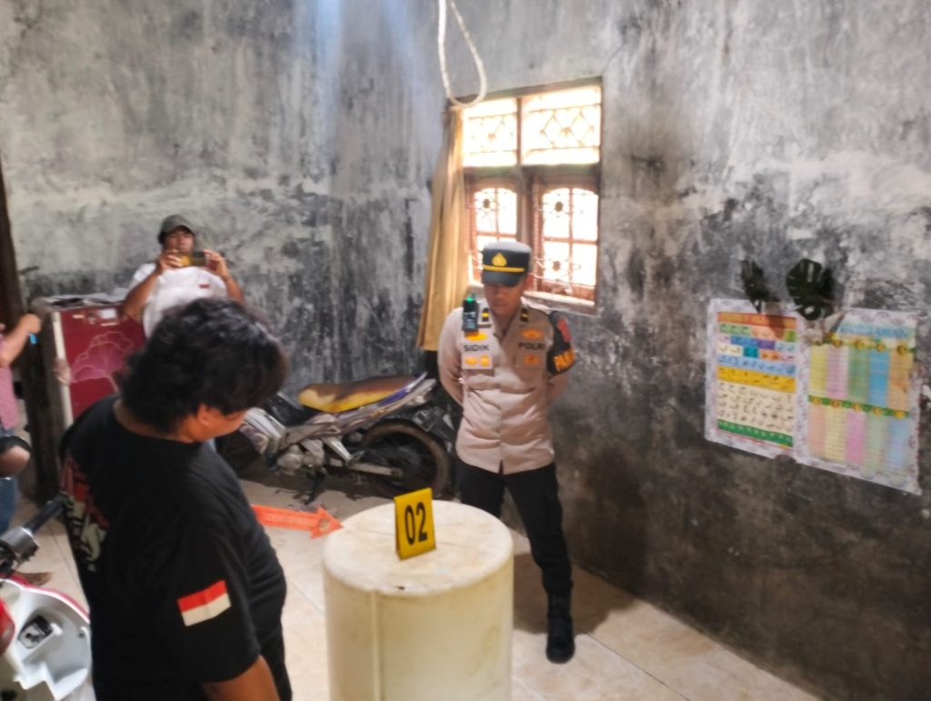 Petugas mendatangi lokasi, bersama unit Inafis Polres Indramayu. Minggu, (4/1).