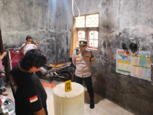 Petugas mendatangi lokasi, bersama unit Inafis Polres Indramayu. Minggu, (4/1).