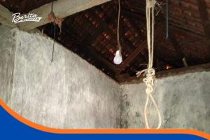 Tali tambang nilon putih sepanjang sekitar 3,1 meter yang terikat pada balok beton
