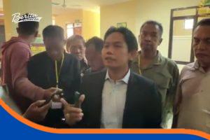 Wawancara media usai hadiri sidang perdana alvian sinaga di pengadilan negeri Indramayu. Senin (5/1).