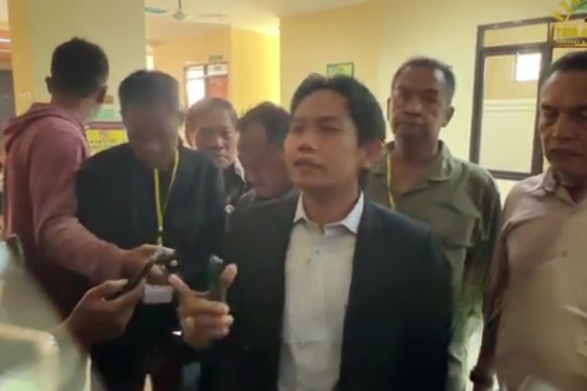 Foto :Kuasa Hukum Korban Putri Apriyani,Toni RM Saat di Wawancara Media Usai persidangan perdana.