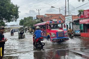 Suasana genangan air di wilayah terowongan kereta Jatibarang