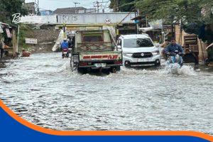 Suasana genangan air di wilayah terowongan kereta Jatibarang
