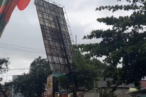 Papan reklame roboh di Jalan Jenderal Sudirman Indramayu