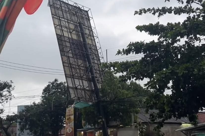 Papan reklame roboh di Jalan Jenderal Sudirman Indramayu