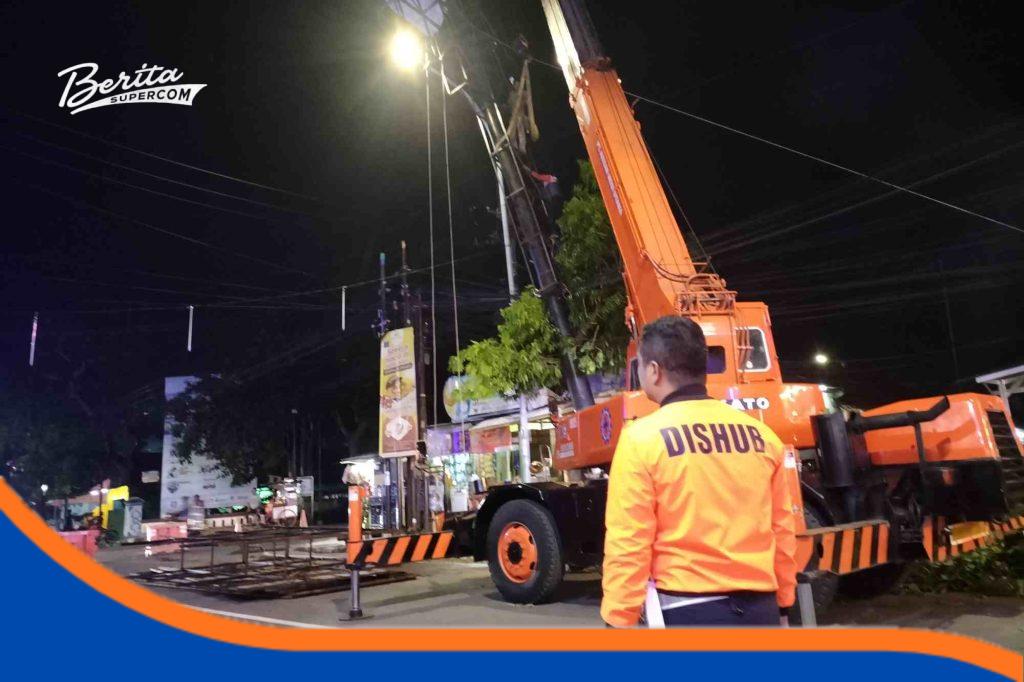 Pengamanan arus lalu lintas, Papan reklame roboh di Jalan Jenderal Sudirman Indramayu