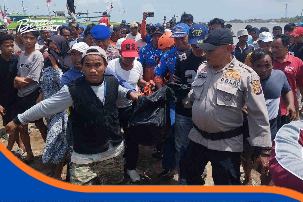 Evakuasi jenazah korban kapal tenggelam di Indramayu