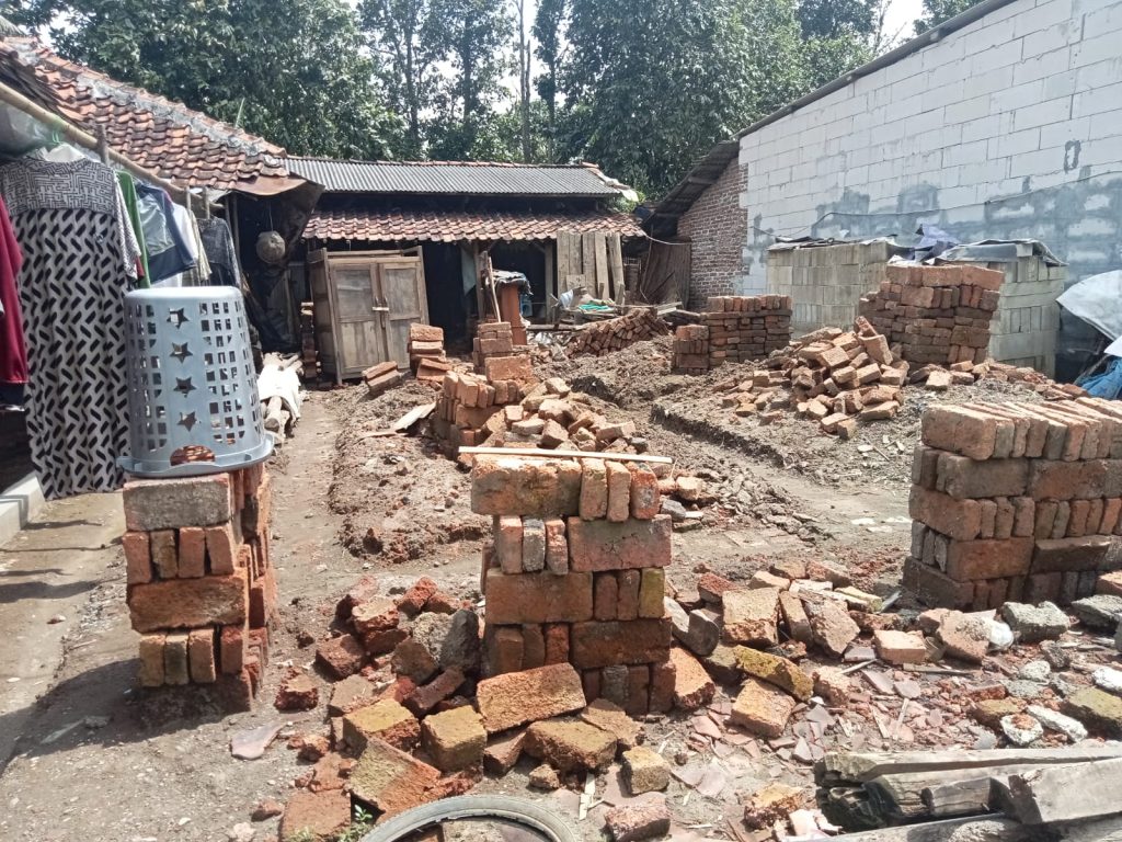 Kondisi rumah Kakek Tamas setelah roboh dan di bongkar secara mandiri 