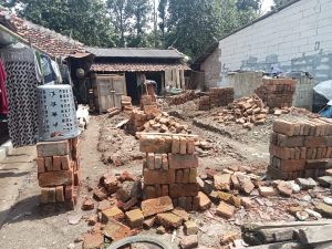 Kondisi rumah Kakek Tamas setelah roboh dan di bongkar secara mandiri