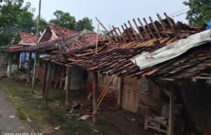 Kondisi rumah Kakek Tamas sudah lama memprihatinkan sebelum roboh.
