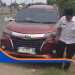 Korban pencurian dana BOS di Indramayu menunjukkan lokasi kejadian modus paku di Desa Larangan Lohbener