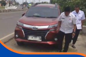 Korban pencurian dana BOS di Indramayu menunjukkan lokasi kejadian modus paku di Desa Larangan Lohbener