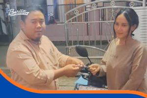 Foto pengembalian sepeda motor oleh anggota resmob