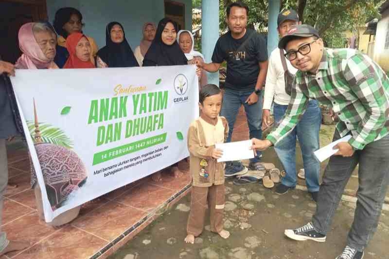 Forum Wartawan GEPLAK menyerahkan santunan uang tunai kepada anak yatim dan dhuafa di Kelurahan Bojongsari, Indramayu.