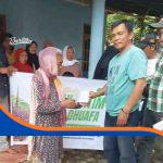 Forum Wartawan GEPLAK menyerahkan santunan uang tunai kepada anak yatim dan dhuafa di Kelurahan Bojongsari, Indramayu.