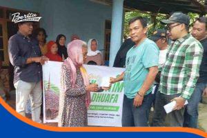Forum Wartawan GEPLAK menyerahkan santunan uang tunai kepada anak yatim dan dhuafa di Kelurahan Bojongsari, Indramayu.