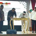 Direktur Labuksi KPK Mungki Hadipratikto dan Gubernur Jawa Barat Dedi Mulyadi menandatangani perjanjian hibah aset rampasan negara senilai Rp16,39 miliar di Kantor Pemkab Subang, Rabu (11/2).