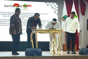 Direktur Labuksi KPK Mungki Hadipratikto dan Gubernur Jawa Barat Dedi Mulyadi menandatangani perjanjian hibah aset rampasan negara senilai Rp16,39 miliar di Kantor Pemkab Subang, Rabu (11/2).