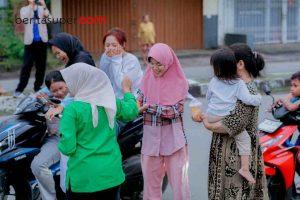Tim Food Bank PKB Indramayu membeli dan memborong takjil dari pedagang kecil untuk dibagikan kepada warga