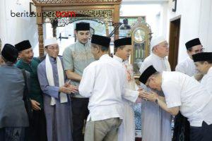 Bupati Bandung Dadang Supriatna bersama Wakil Bupati Ali Syakieb saat Safari Ramadan dan tarawih keliling di Ponpes Darul Ma’arif Margaasih.