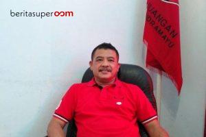 Ketua DPC PDIP Indramayu H Sirojudin memberikan keterangan kepada wartawan terkait kepindahan Nina Agustina ke PSI