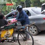 Ketua Komunitas Jaguar69, saat membagikan takjil kepada tukang becak.
