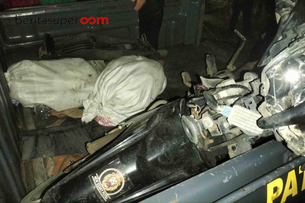 Sepeda motor tanpa pelat nomor dan dua karung berisi bebek diamankan