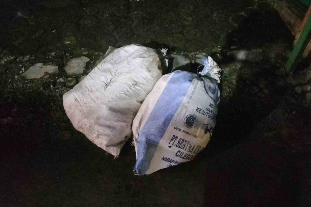 dua karung berisi unggas jenis bebek yang ditinggalkan terduga pelaku sebelum