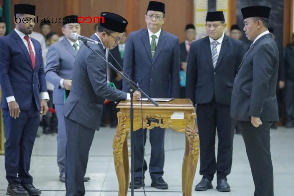 Bupati Bandung Dadang Supriatna melantik dan mengambil sumpah 143 pejabat di Gedung Mohamad Toha Kompleks Pemkab Bandung