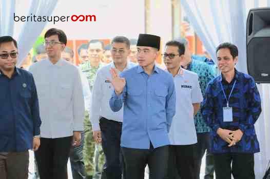 Bupati Bandung Dampingi Wapres Gibran Kenalkan AI dan Robotik di Sekolah Wakil Presiden RI Gibran Rakabuming Raka didampingi Bupati Bandung Dadang Supriatna saat memperkenalkan AI dan robotik kepada siswa SMP Plus Muthahhari Rancaekek, Kabupaten Bandung, Rabu (4/3/2026).