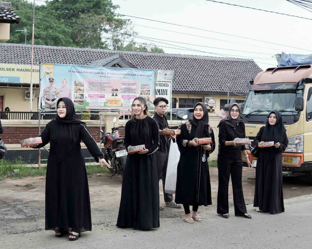 Hj. Aini Apriliani dan Retno Maya bersama komunitas MUA Indramayu membagikan paket takjil dan nasi box kepada pengendara serta masyarakat di kawasan Haurgeulis, Indramayu, Kamis (12/03).